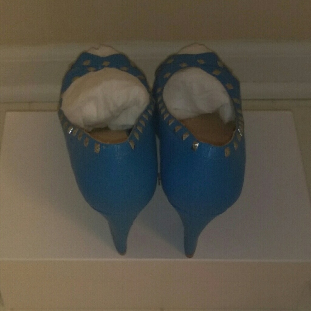 Shoes - Picture 3 of 4